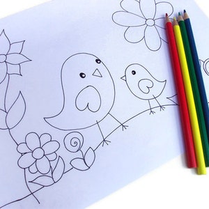 K&ouml;nnte beinhalten: Eine Malvorlage mit einer Schwarzwei&szlig;illustration von zwei V&ouml;geln, die auf einem Ast mit Blumen und Bl&auml;ttern sitzen. Auf der rechten Seite der Seite befinden sich f&uuml;nf farbige Stifte.