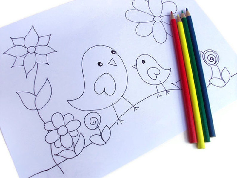 K&ouml;nnte beinhalten: Eine Malvorlage mit einer Schwarzwei&szlig;illustration von zwei V&ouml;geln, die auf einem Ast mit Blumen und Bl&auml;ttern sitzen. Auf der rechten Seite der Seite befinden sich f&uuml;nf farbige Stifte.