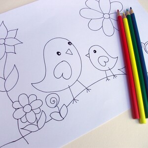 K&ouml;nnte beinhalten: Eine Schwarzwei&szlig;-Zeichnung von zwei V&ouml;geln, die auf einem Ast mit Blumen und Bl&auml;ttern sitzen. Auf der rechten Seite des Bildes befinden sich vier farbige Bleistifte.