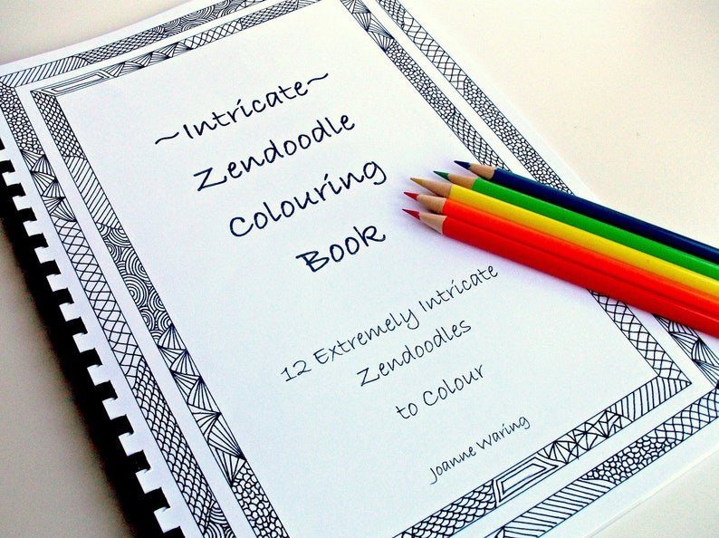 Peut inclure: Un livre de coloriage intitul&eacute; "Intricate Zendoodle Colouring Book" avec une bordure d&eacute;corative et un ensemble de crayons de couleur. Le livre pr&eacute;sente des motifs Zendoodle complexes &agrave; colorier.