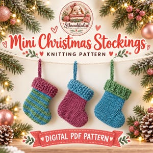 Puede incluir: Tres pequeños calcetines de Navidad tejidos a mano cuelgan de una cuerda. El calcetín izquierdo es de rayas verdes y azules con puño magenta. El central es magenta con puño azul. El derecho es azul con puño verde. Texto: Mini Christmas Stockings KNITTING PATTERN Sthreadstudio DIGITAL PDF PATTERN.