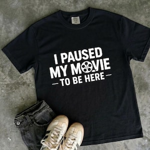 Ik heb mijn film gepauzeerd om hier te zijn T-shirt, grappig cadeau filmliefhebber, grafisch T-shirt sarcastische tv-humor