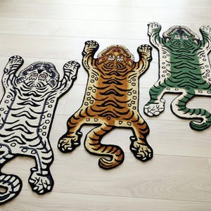 Art-Deco-Tigerteppich, handgefertigt, dickflorig und kuschelig: Handgetuftet, minimalistisches Dekor | Unregelmäßig geformte, personalisierte Fußmatte aus Wolle mit Tiermuster