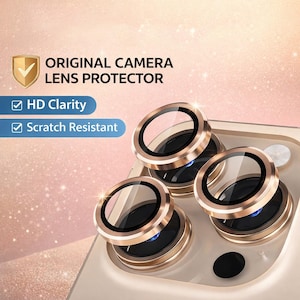 Puede incluir: Primer plano de un teléfono inteligente con protectores de lente de cámara dorados. Los protectores tienen un diseño circular con una lente transparente y un marco dorado. El texto "ORIGINAL CAMERA LENS PROTECTOR", "HD Clarity" y "Scratch Resistant" es visible.