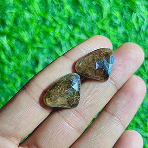 Coppia di triangoli di quarzo rutilo dorato naturale con taglio a rosa / Gemma sfusa sfaccettata per la creazione di gioielli / Coppia di cabochon abbinati