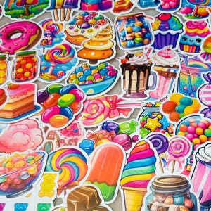 Könnte beinhalten: Eine bunte Auswahl an Süßigkeiten-Aufklebern, darunter Donuts, Cupcakes, Eiswaffeln, Lollis und Gläser voller Süßigkeiten. Die Aufkleber zeigen leuchtende Farben und detaillierte Illustrationen, ideal zum Dekorieren oder Basteln.