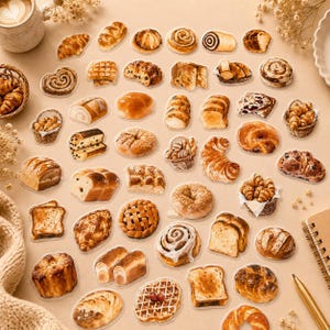 Könnte beinhalten: Eine Sammlung verschiedener Backwaren-Aufkleber, darunter Croissants, Brötchen und Zimtschnecken. Die Aufkleber sind in verschiedenen Formen und Größen gehalten und weisen detaillierte Texturen und Farben auf. Die Aufkleber sind auf einer hellbraunen Oberfläche angeordnet.