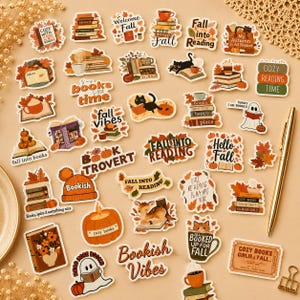 Könnte beinhalten: Eine Sammlung von herbstlichen Aufklebern mit Büchern, Kürbissen, Katzen, Geistern und Herbstlaub. Die Designs enthalten Texte wie 'Cozy with my Kindle', 'Fall into Reading', 'Bookish Vibes' und 'Cozy Books Girlie & Fall' in warmen Orange- und Brauntönen.