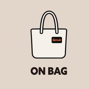 Puede incluir: Una ilustraci&oacute;n gr&aacute;fica que muestra una camisa blanca, una gorra de b&eacute;isbol blanca y gris, una bolsa de tela blanca, una silla plegable gris y una figura infantil, cada una con un logotipo cuadrado negro con la letra G. Los textos dicen ON WEAR, ON CAP, ON BAG, ON GEAR, FOR KIDS.