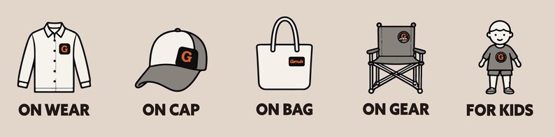 Puede incluir: Una ilustraci&oacute;n gr&aacute;fica que muestra una camisa blanca, una gorra de b&eacute;isbol blanca y gris, una bolsa de tela blanca, una silla plegable gris y una figura infantil, cada una con un logotipo cuadrado negro con la letra G. Los textos dicen ON WEAR, ON CAP, ON BAG, ON GEAR, FOR KIDS.