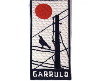 Broderad lapp med Twilight Crow - Stryklapp med stadssolnedgång, lapp med urban kråka, lapp med japansk stadsbild, lapp med svart fågel på jackan