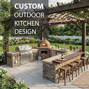 Op de afbeelding: Een op maat gemaakte buitenkeuken met een stenen basis, roestvrijstalen grill, pizzaoven met vuur, gootsteen en een houten bar met vier krukken. De constructie is overdekt door een houten pergola met hangende lichtsnoeren.
