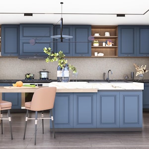 Puede incluir: Una cocina moderna con armarios azules, una isla con encimera de mármol y detalles en madera clara. Dos sillas rosas están situadas junto a una pequeña mesa. También se ven una vinoteca y una bolsa de papel con comestibles.