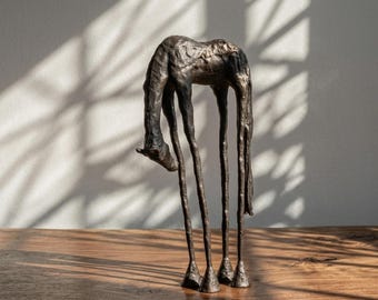 Statua di cavallo surrealista in metallo: scultura minimalista in ghisa, statuetta astratta moderna di metà secolo, regalo per gli amanti dei cavalli.