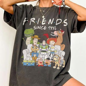 K&ouml;nnte beinhalten: Ein Set aus drei Keramikbechern mit gesprenkelter, matter Oberfl&auml;che. Die Becher sind in Creme-, Hellgrau- und Dunkelgraut&ouml;nen gehalten. Jede Tasse hat ein schlichtes, minimalistisches Design, ideal f&uuml;r Kaffee oder Tee.