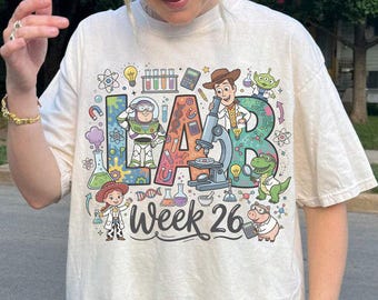 Camiseta Retro Lab Story Lab Week 2026, Camiseta de la Semana del Laboratorio Médico, Camiseta Lab Team Comfort Colors, Regalo para flebotomistas, Camiseta Disney Toy Story