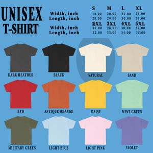 Puede incluir: Una variedad de camisetas unisex en varios colores, incluyendo gris oscuro, negro, rojo y amarillo. La imagen muestra las camisetas con informaci&oacute;n de tallas y medidas. Las tallas van de la S a la 5XL, con medidas de ancho de 45,72 cm a 81,28 cm.