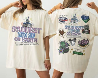 Koszulka vintage z napisem „Najsmutniejszy salon tatuażu na Ziemi”, emo koszulka z Disney Trip, koszulka inspirowana Magic Kingdom w komfortowych kolorach, zabawna pasująca koszulka z wakacyjnymi motywami