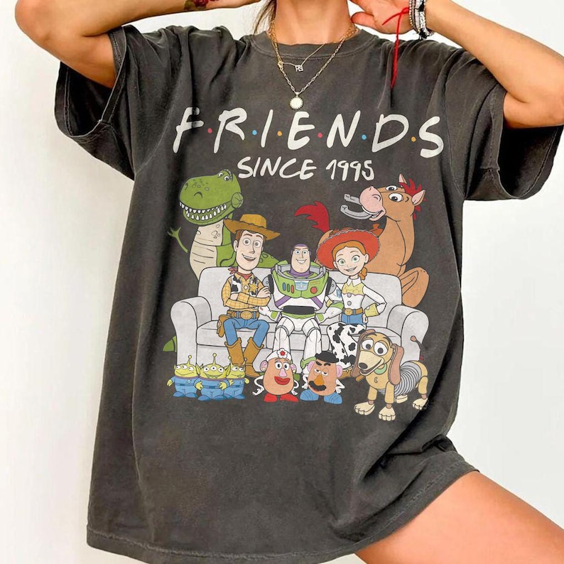 K&ouml;nnte beinhalten: Ein Set aus drei Keramikbechern mit gesprenkelter, matter Oberfl&auml;che. Die Becher sind in Creme-, Hellgrau- und Dunkelgraut&ouml;nen gehalten. Jede Tasse hat ein schlichtes, minimalistisches Design, ideal f&uuml;r Kaffee oder Tee.