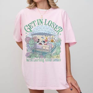 Camiseta "Entra aí, perdedor, vamos aprender sobre alface, Mickey", Camiseta Comfort Colors Disney, Camiseta "EPCOT The Land Ride", Camiseta "Viagem em Família à Disney World 2026" imagem 3
