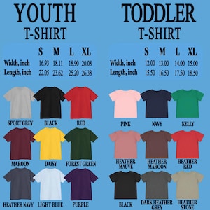 Puede incluir: Una variedad de camisetas para j&oacute;venes y ni&ntilde;os peque&ntilde;os en varios colores, incluyendo rojo, negro y rosa. La imagen muestra tablas de tallas con medidas en pulgadas para el ancho y el largo. El texto en la imagen dice "YOUTH T-SHIRT" y "TODDLER T-SHIRT."