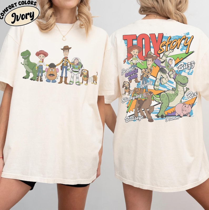 Może przedstawiać: Kremowa koszulka z kolorową grafiką postaci z Toy Story, w tym Chudego i Buzz'a Astrala. Prz&oacute;d koszulki przedstawia postacie, a tył logo Toy Story i więcej postaci. Koszulka wykonana jest z miękkiego, wygodnego materiału.