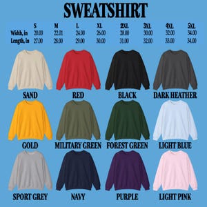 Puede incluir: Una variedad de sudaderas de cuello redondo en varios colores, incluyendo arena, rojo, negro y gris oscuro. La imagen muestra la palabra "SWEATSHIRT" en la parte superior, junto con detalles de tallas y medidas en pulgadas. Las sudaderas est&aacute;n disponibles en tallas S a 5XL.