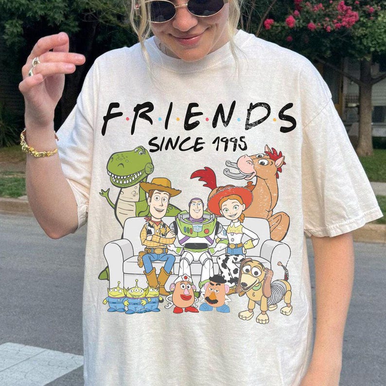 K&ouml;nnte beinhalten: Ein Set aus drei Keramikbechern mit gesprenkelter, matter Oberfl&auml;che. Die Becher sind in Creme-, Hellgrau- und Dunkelgraut&ouml;nen gehalten. Jeder Becher hat ein schlichtes, minimalistisches Design, ideal f&uuml;r Kaffee oder Tee.