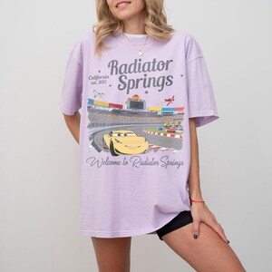 Camiseta Radiator Springs Comfort Colors, camiseta de Rayo McQueen de Disney, camiseta familiar de Cars de Pixar, camiseta de vacaciones de Disney, camiseta retro de la película Cars imagen 6