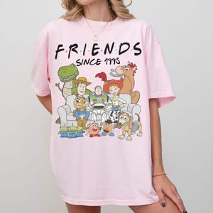 K&ouml;nnte beinhalten: Ein Satz von drei Keramik-Nistbecken in Blau-, Gr&uuml;n- und Wei&szlig;t&ouml;nen. Die Schalen haben eine gesprenkelte Glasur und ein schlichtes, modernes Design. Die gr&ouml;&szlig;te Sch&uuml;ssel hat einen Durchmesser von etwa 15 cm.