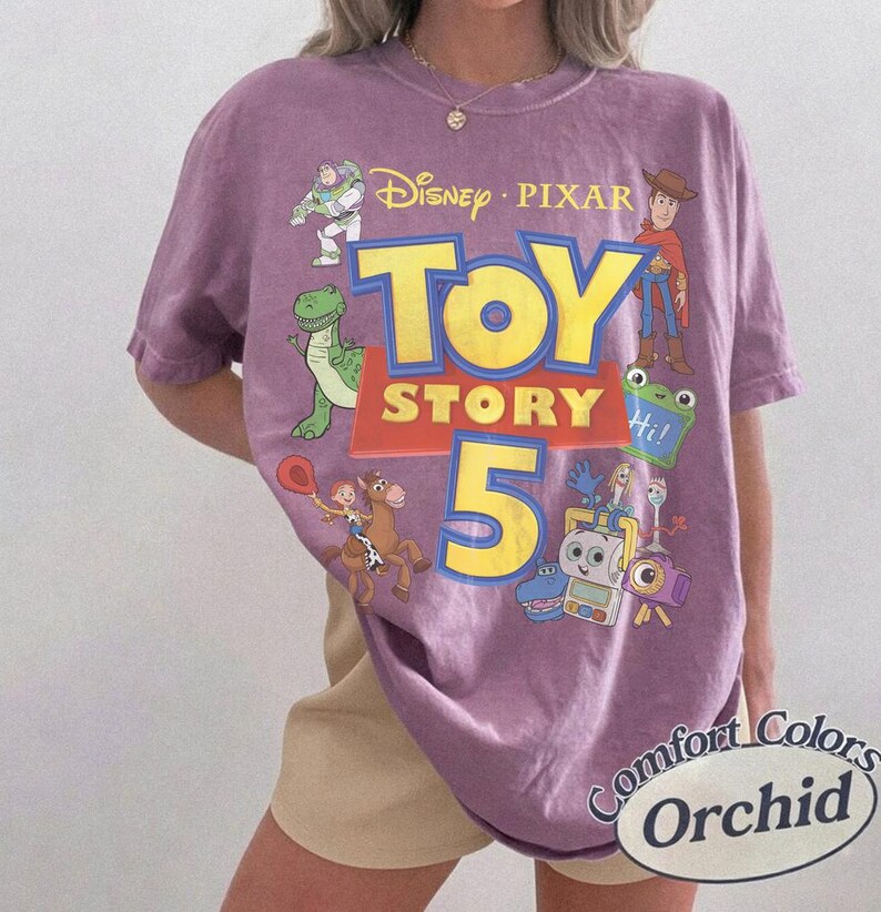 Puede incluir: Una camiseta morada de manga corta con un gran estampado gr&aacute;fico que incluye el texto Disney Pixar Toy Story 5. El dise&ntilde;o muestra ilustraciones de Buzz Lightyear, Woody, Rex, Jessie, Bullseye y otros personajes. Tiene cuello redondo.