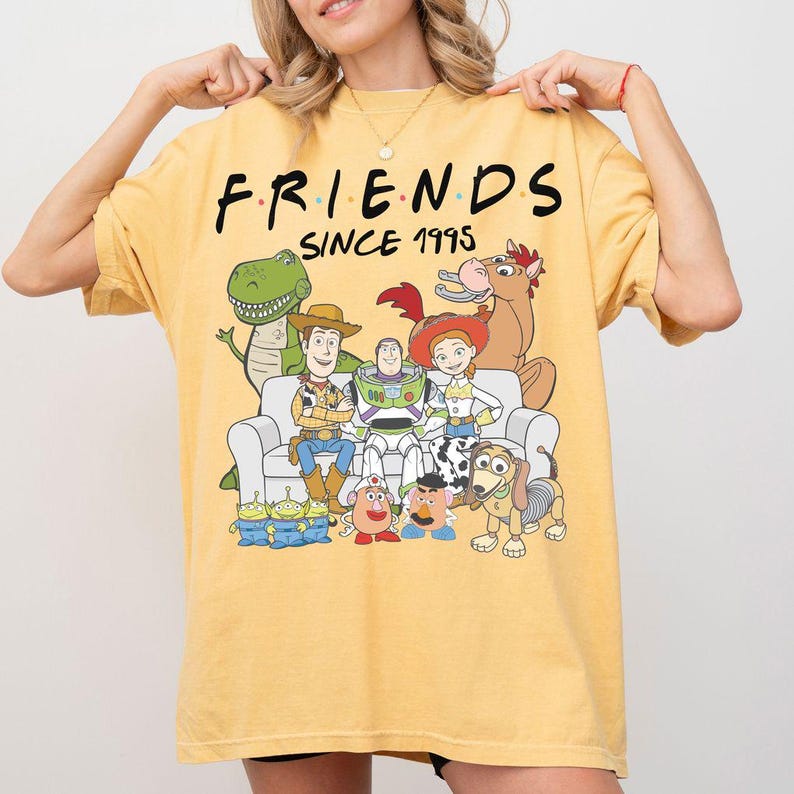 K&ouml;nnte beinhalten: Eine wei&szlig;e Keramik-Tasse mit schwarzem Henkel und dem Text "But First, Coffee" in fetter, schwarzer Schrift. Die Tasse steht vor einem verschwommenen Hintergrund, der eine gem&uuml;tliche Umgebung andeutet.