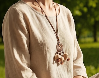 Collar con colgante de vaina de semilla de chacha, latón antiguo, joyería bohemia orgánica, estilo rústico zen.