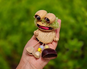 Colgante con forma de mini vaina de semilla de rana, sonajero de cáscara de nuez natural, colgante peculiar de espíritu del bosque