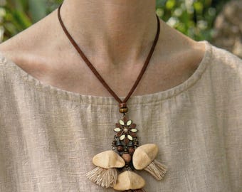Collar artesanal con forma de vaina de semilla, joyería bohemia ajustable con cuentas de madera, colgante inspirado en el bosque.