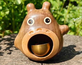 Timbre artesanal de madera de haya y ébano, campanilla magnética inspirada en Totoro, decoración zen para la entrada.