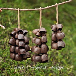 Könnte beinhalten: Rustikales Holzschild mit dem Text "Welcome to our home" in weißer Schrift. Das Schild hat eine Used-Optik und ein schlichtes, einladendes Design, ideal für eine Veranda oder einen Eingangsbereich.