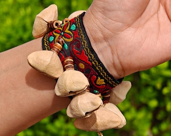 Pulsera artesanal con sonajero de vaina de semilla, sonajero de nuez Pangi Chacha, pulsera de percusión tribal
