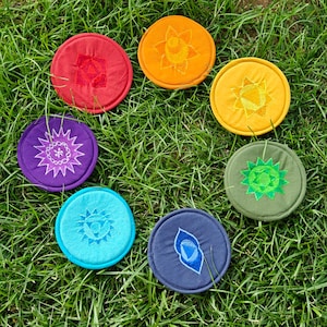 "Handbestickte 7 Chakra Matte, Klangschale, Untersetzer für Teekanne und ""Altarhalter""."