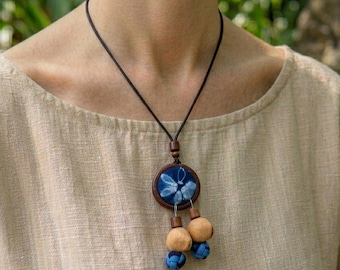 Collar con colgante geométrico silencioso de madera hecho a mano, joyería con cordón ajustable