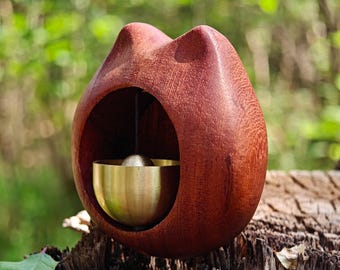 Timbre para gatos artesanal de madera de ébano, campana de latón, decoración minimalista para gatitos.
