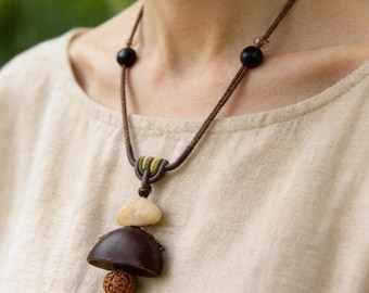 Collar con cascabel de concha natural hecho a mano – Tonos tierra, ideal para meditación o uso diario.
