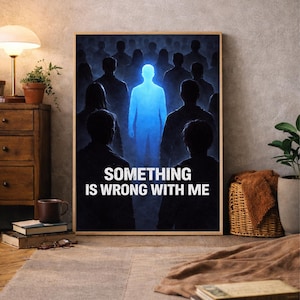 Puede incluir: Impresión artística enmarcada que presenta una multitud de figuras silueteadas con una figura azul brillante. El texto blanco "SOMETHING IS WRONG WITH ME" está presente. La obra de arte se exhibe en una habitación con una lámpara y un mueble de madera.