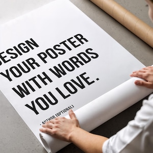 Może przedstawiać: Duży biały prostokątny plakat z pogrubionym czarnym tekstem o treści: DESIGN YOUR POSTER WITH WORDS YOU LOVE. - AUTHOR (OPTIONAL). Plakat jest częściowo rozwinięty z brązowej tekturowej tuby na płaskiej powierzchni.