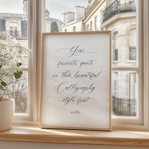 Może przedstawiać: Prostokątny wydruk w ramce z czarnym tekstem kaligraficznym na białym tle. Tekst brzmi: Your favorite quote in this beautiful Calligraphy style font, a poniżej znajduje się słowo author napisane mniejszą, prostą czcionką.