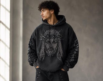 Felpa con cappuccio nera con strass e scritta "Jesus", modello oversize effetto lavato, ideale per lo streetwear a tema fede.