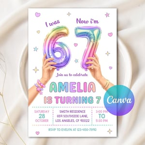 Könnte beinhalten: Eine Geburtstagseinladung mit dem Text "Ich war 67, jetzt bin ich 7" mit den Zahlen 6 und 7 in Form von Regenbogenballons. Die Einladung besagt "Amelia wird 7" und enthält Eventdetails.