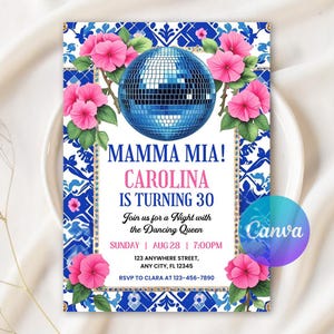 Può includere: Un invito a una festa con una palla da discoteca blu, fiori rosa e un motivo a piastrelle blu e bianco. Il testo recita "MAMMA MIA! CAROLINA COMPIE 30" con i dettagli dell'evento. Il logo Canva è visibile.