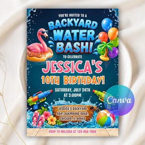 Può includere: Un invito per una festa Backyard Water Bash con un fenicottero gonfiabile rosa, pistole ad acqua, palloncini e un pallone da spiaggia su sfondo blu acquatico. Il testo recita: You're invited to a Backyard Water Bash! Jessica's 10th Birthday.