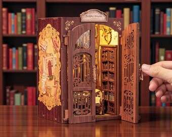 Bookshop Memories Book Nook Kit – Kleine doe-het-zelf houten boekwinkel met open deur, miniatuur boekenplankinzet, gezellig woondecoratiecadeau